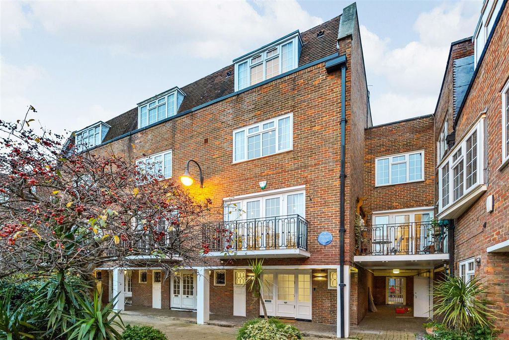 Property photo 1 of 12 4 Robert Close W9 1By-11.Jpg