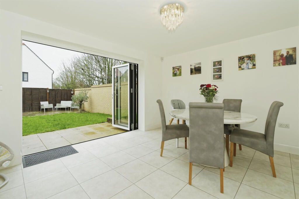 Property photo 3 of 9 Dining Room
