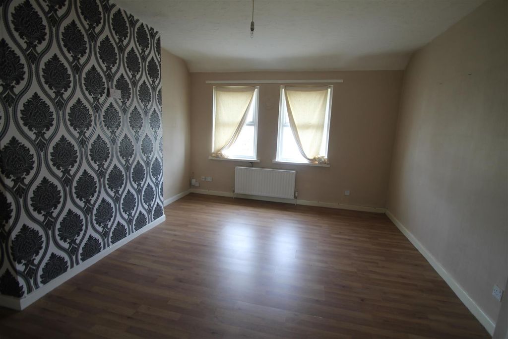Property photo 3 of 6 Lounge