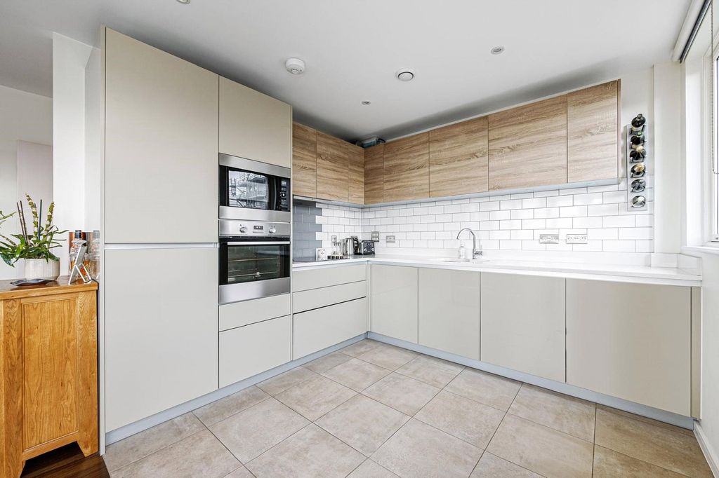 Property photo 3 of 11 Kitchen