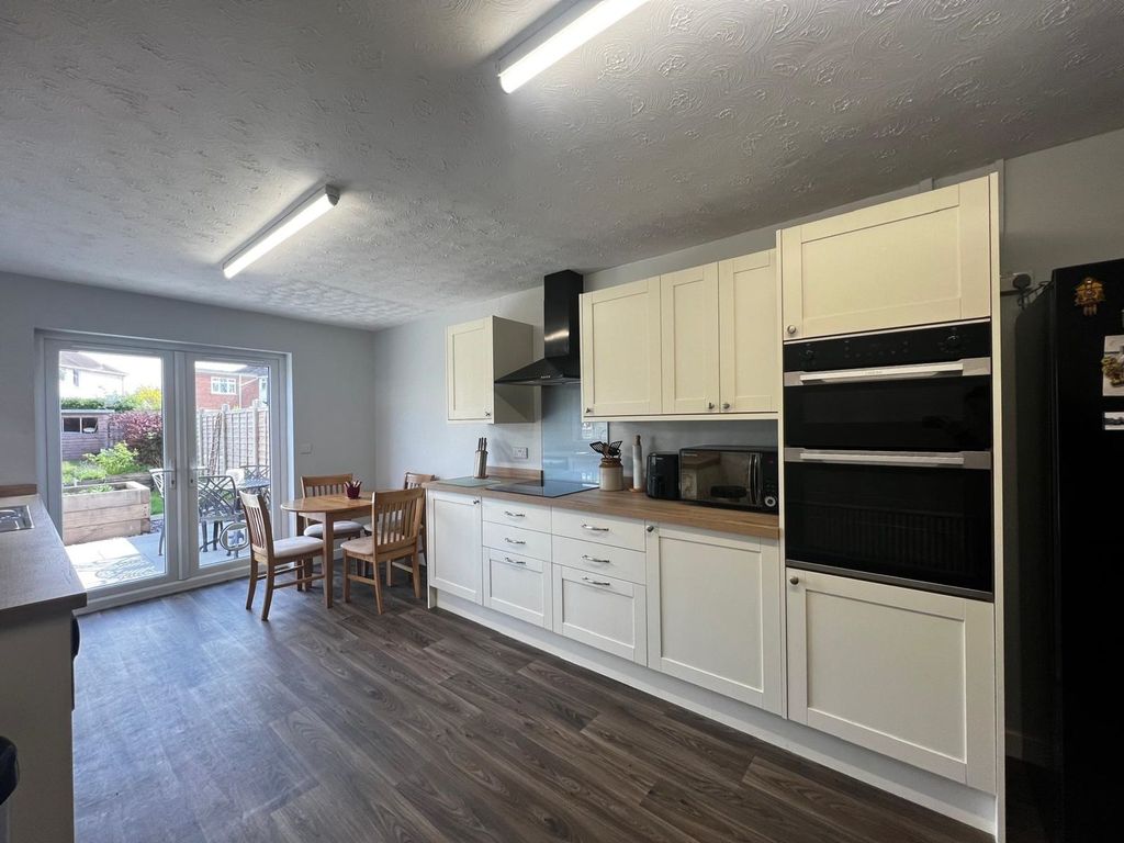 Property photo 2 of 21