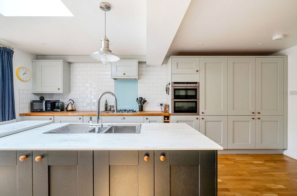 Property photo 3 of 11 Kitchen