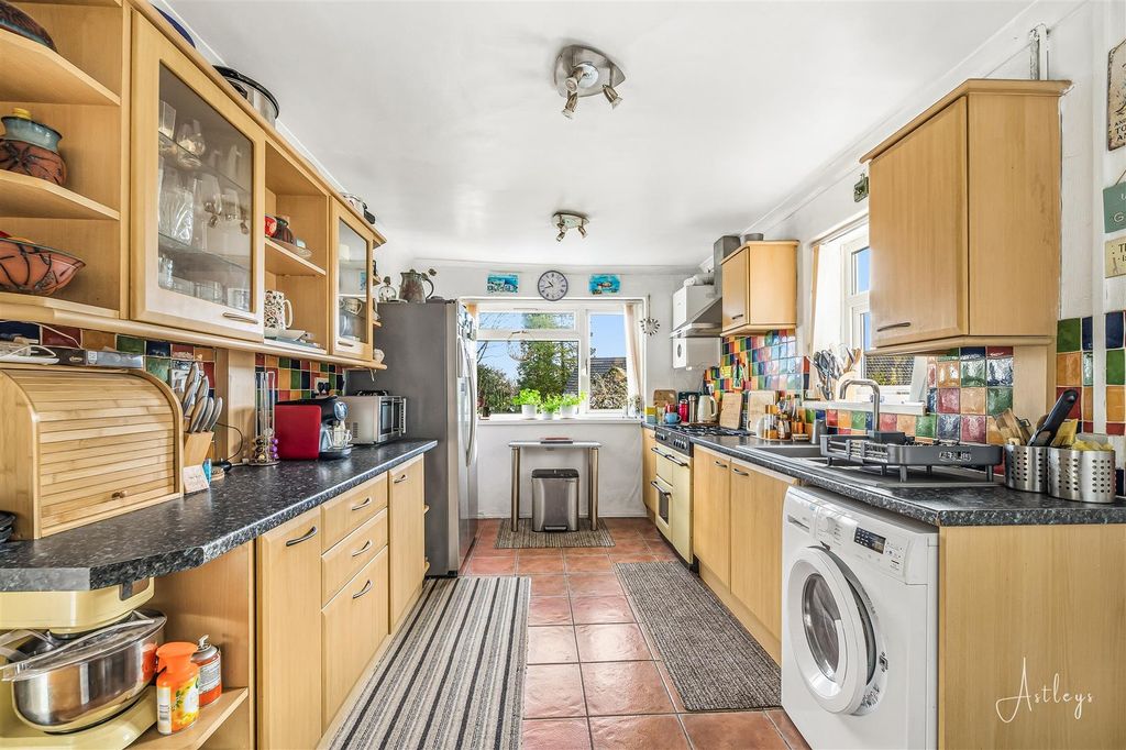Property photo 3 of 18 Kitchen