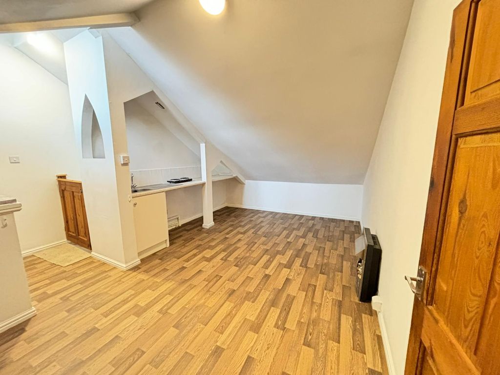 Property photo 2 of 10 Bedroom 1