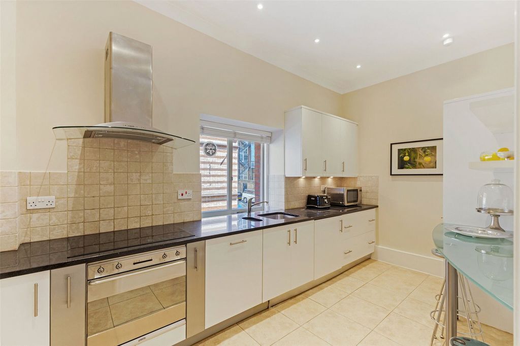Property photo 3 of 10 Kitchen