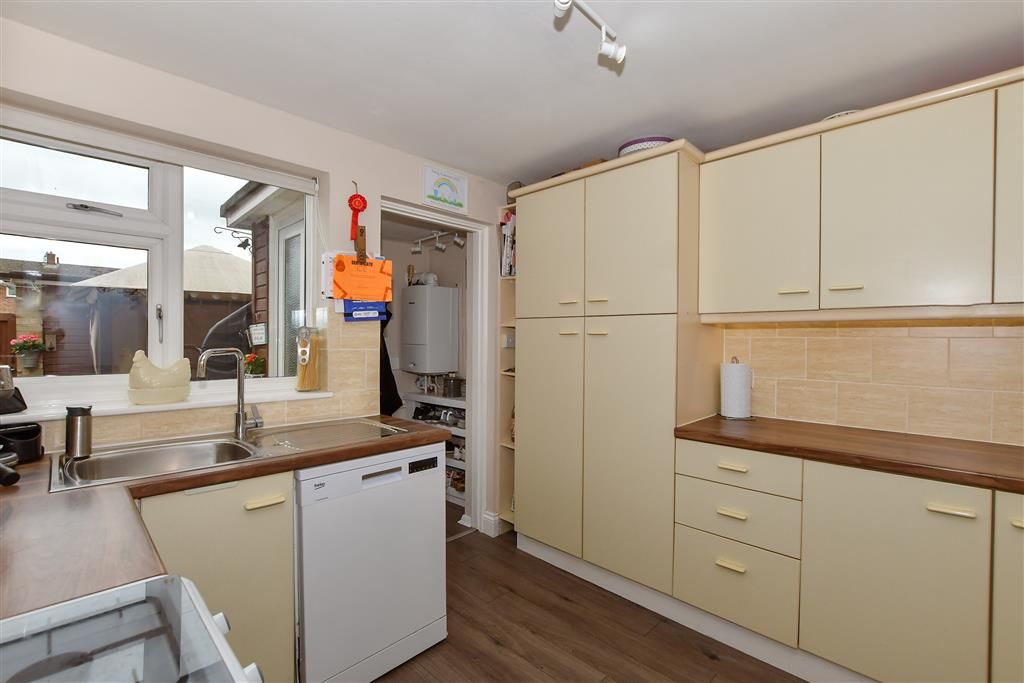 Property photo 3 of 8 Kitchen