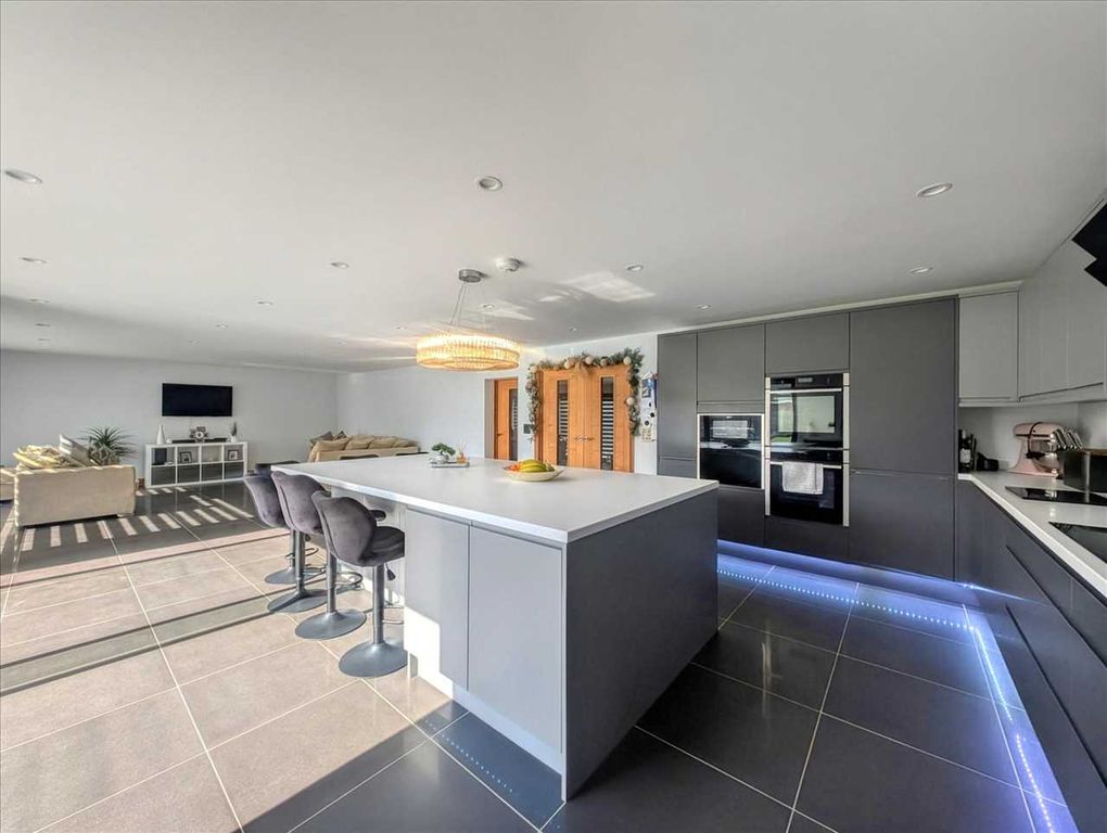 Property photo 3 of 33 Kitchen