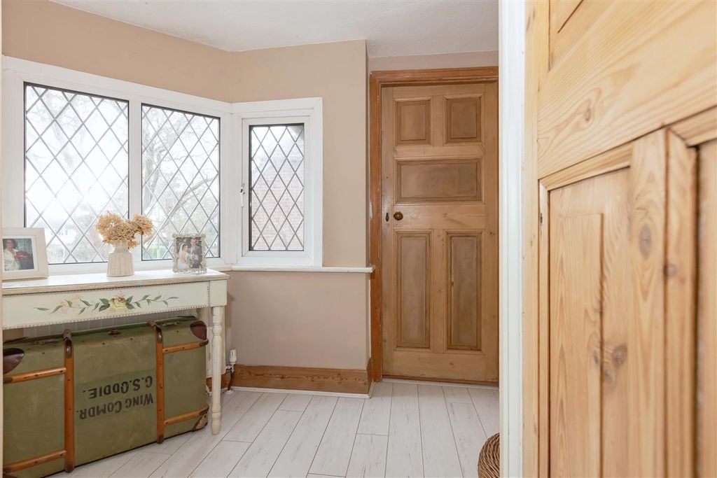 Property photo 2 of 23 Littlehampton Rd_9.Jpg