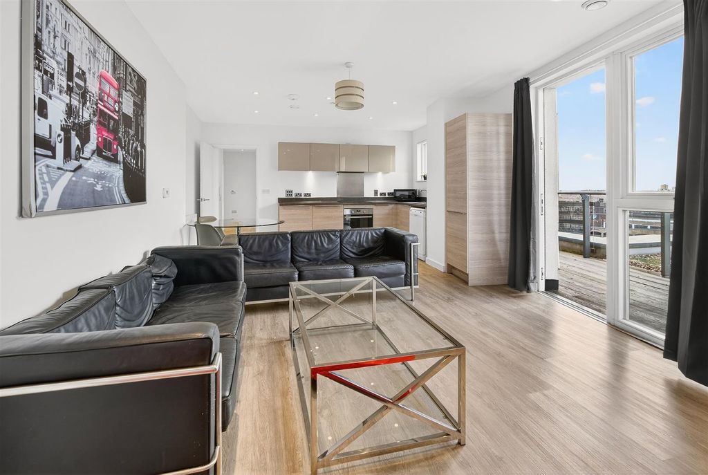 Property photo 2 of 20 To Let 3 Bedroom Flat Balcony Cr0Â Www.Islingtonp