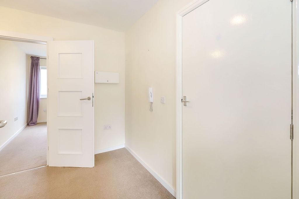 Property photo 2 of 7 Entrance Hall