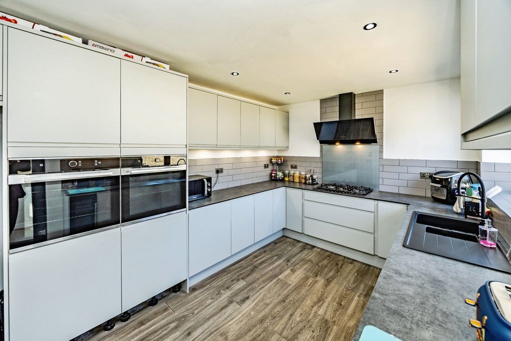 Property photo 3 of 19 Kitchen