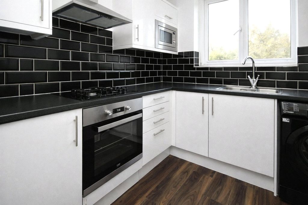 Property photo 3 of 7 Kitchen