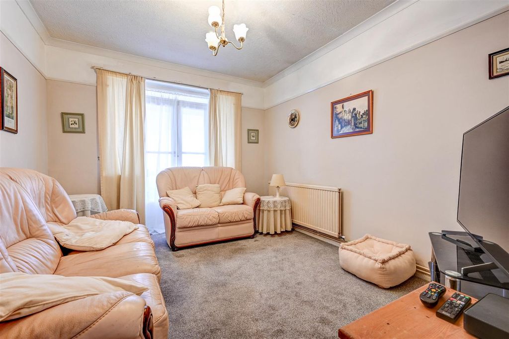 Property photo 3 of 17 Lounge.Jpg