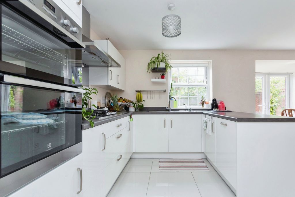 Property photo 2 of 7 Kitchen