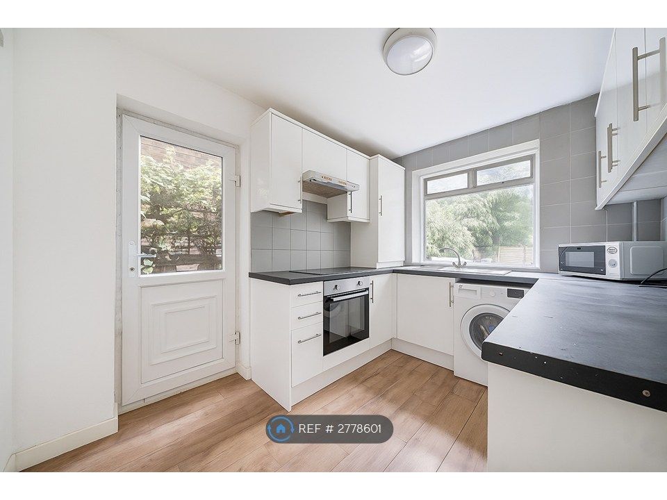 Property photo 2 of 6 Kitchen