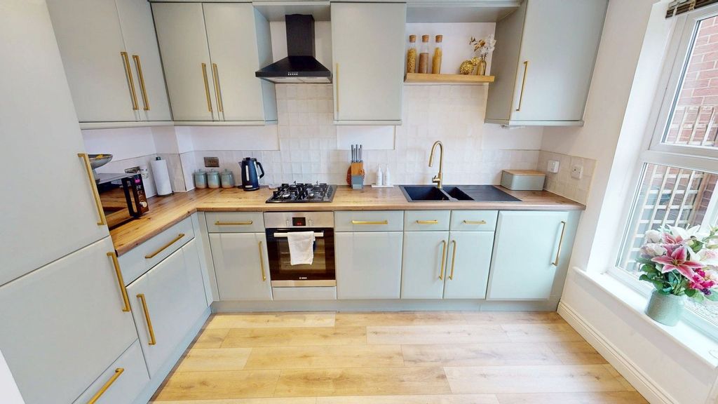 Property photo 2 of 20 Kitchen