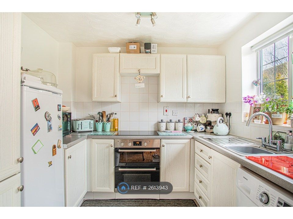 Property photo 3 of 12 Kitchen