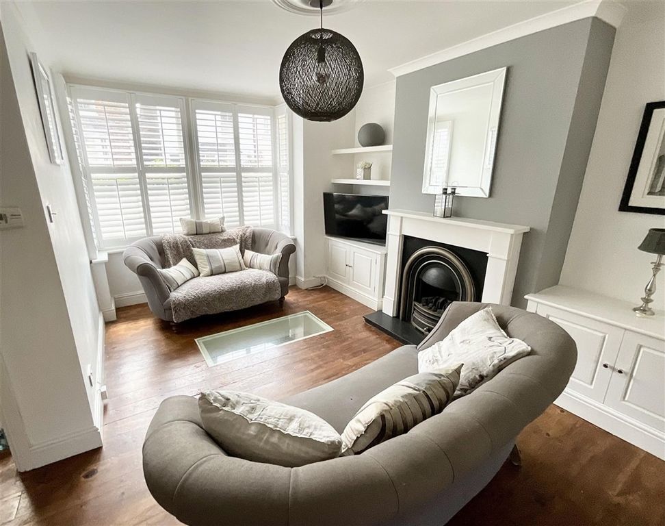 Property photo 1 of 19 Lounge