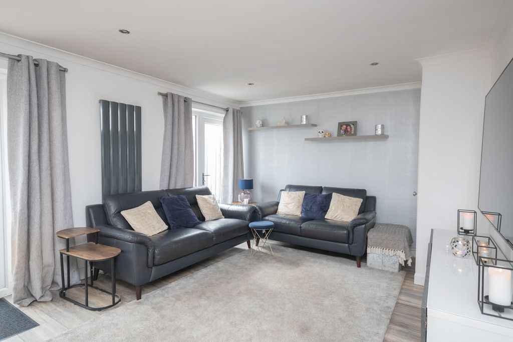 Property photo 2 of 15 Lounge