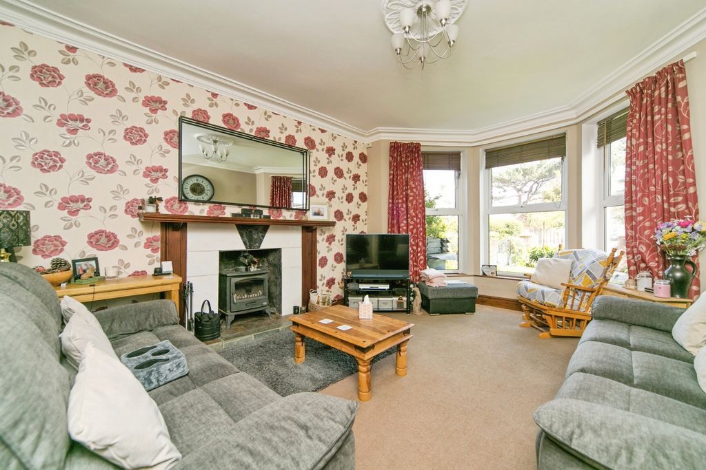 Property photo 3 of 21 Lounge