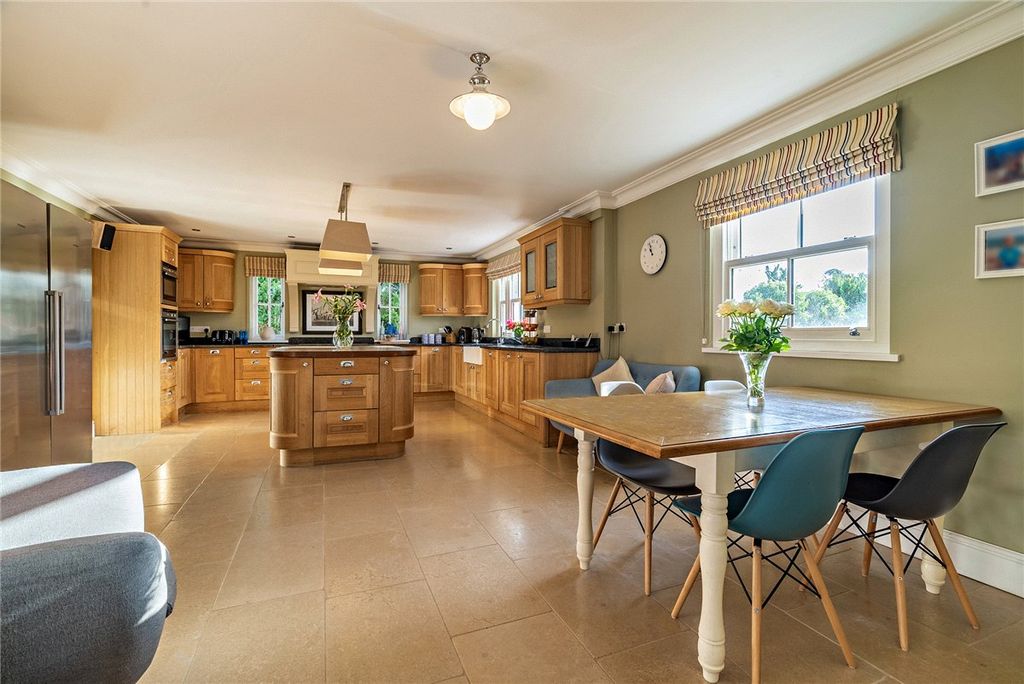 Property photo 2 of 22 Kitchen/Breakfast