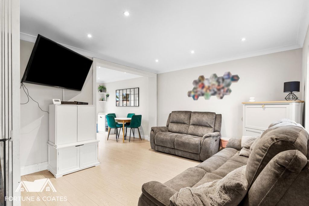 Property photo 2 of 15 Peacocks_1.Jpg