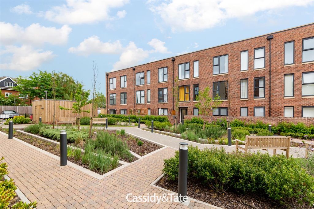 Property photo 1 of 15 46 Hansell Gardens_023.Jpg