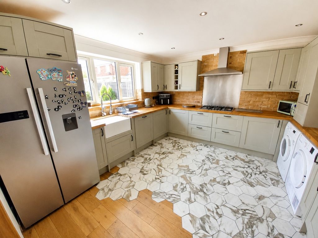 Property photo 3 of 12 Kitchen