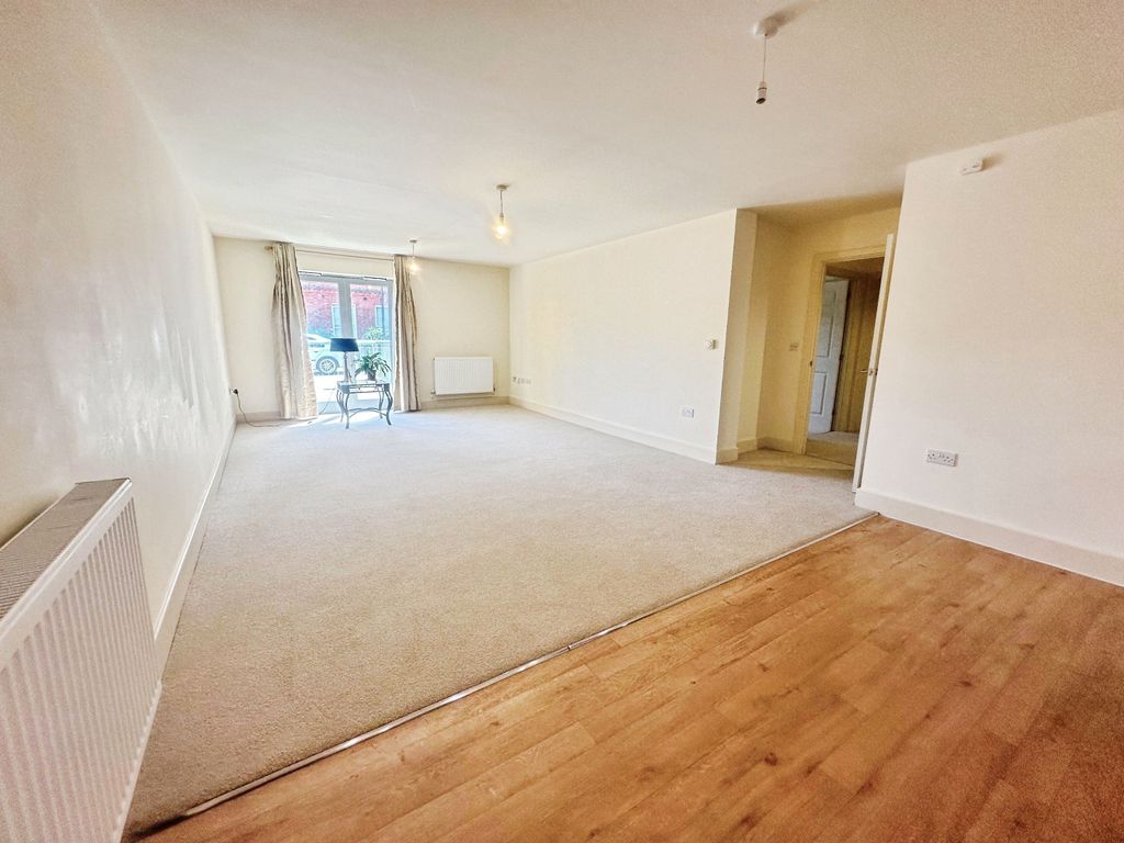 Property photo 3 of 12 Lounge