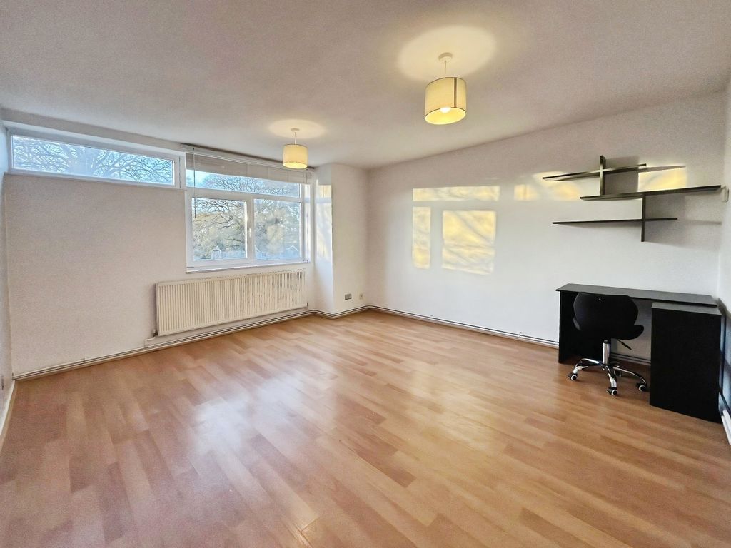 Property photo 1 of 10 Living Room