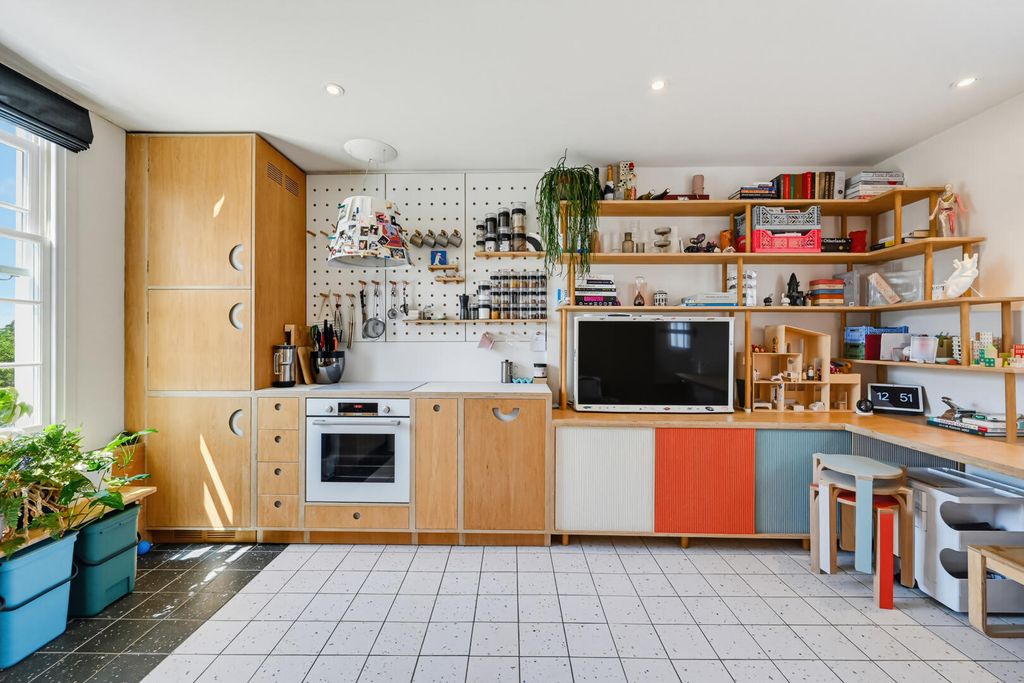Property photo 3 of 12 Kitchen