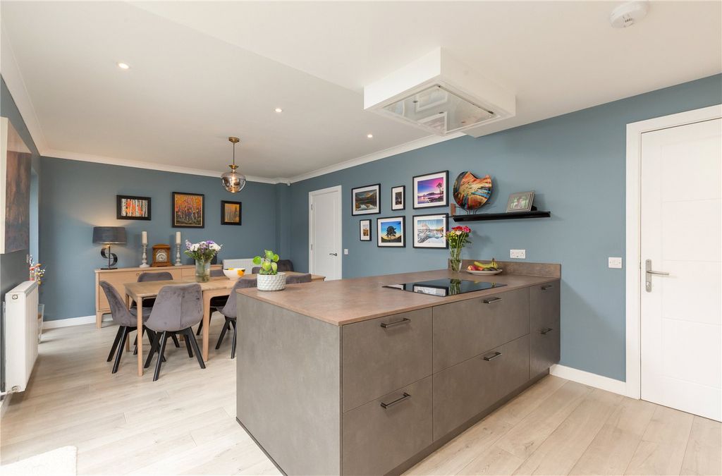 Property photo 3 of 29 Craigmount Avenue 3