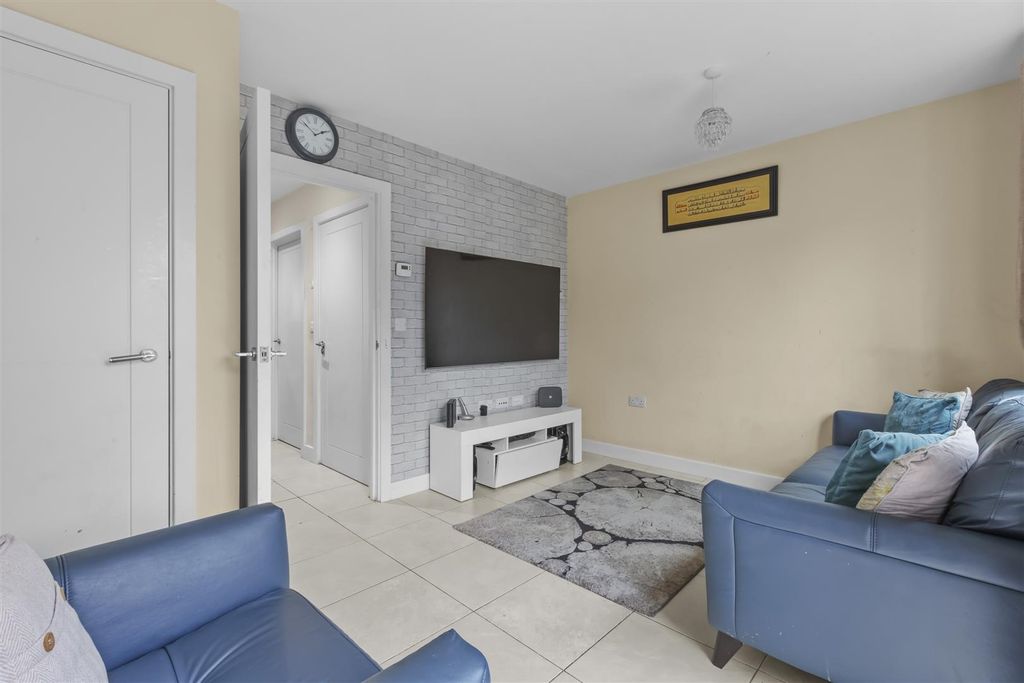 Property photo 2 of 12 10 Hillview Gardens, Hp13 6Gw-8.Jpg