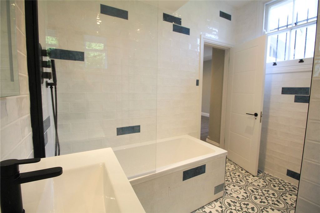 Additional image 9 of 3 bed flat to rentHillcourt Road, Cheltenham, Gloucestershire GL52