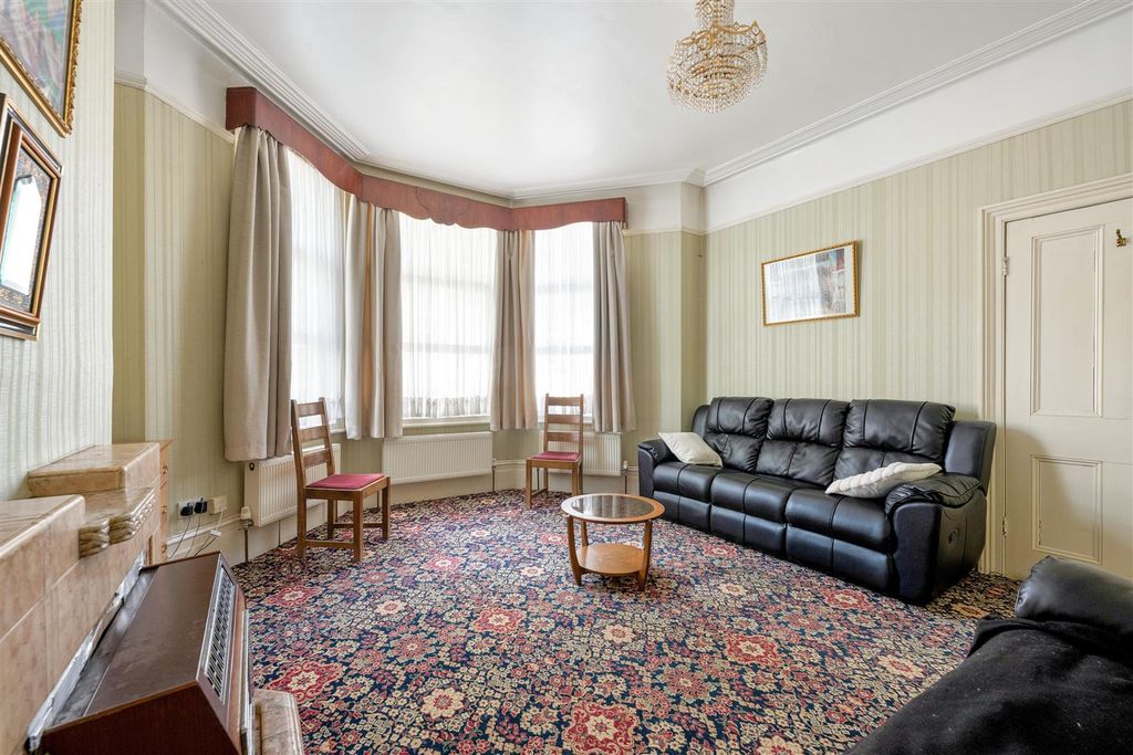 Property photo 2 of 44 Mildenhall Road, E5