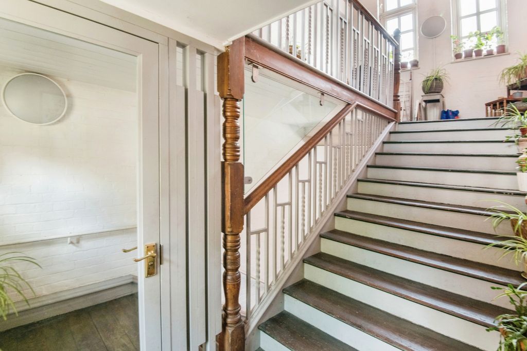 Property photo 2 of 11 Entrance