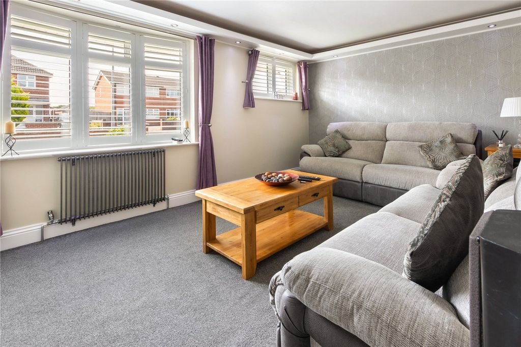 Property photo 3 of 19 Lounge