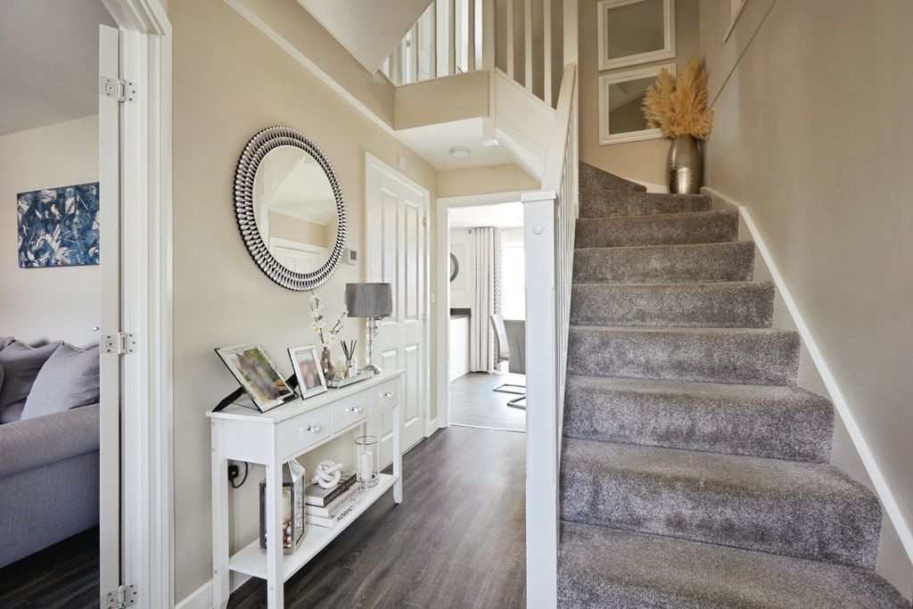 Property photo 3 of 20 Entrance Hallway