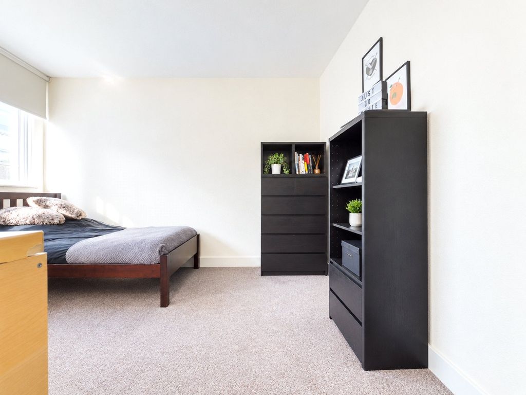 Property photo 2 of 5 Flat To Rent