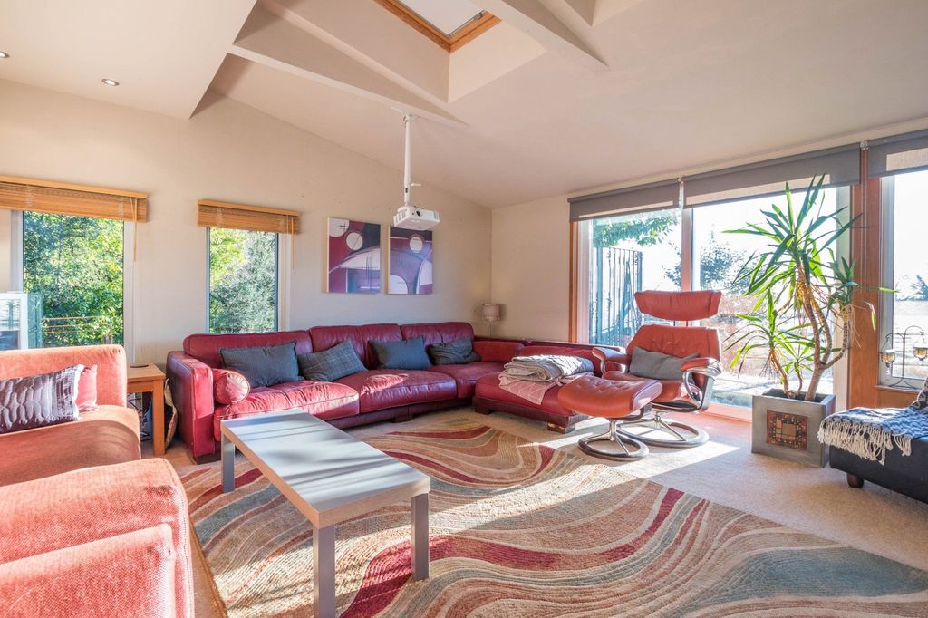 Property photo 2 of 25