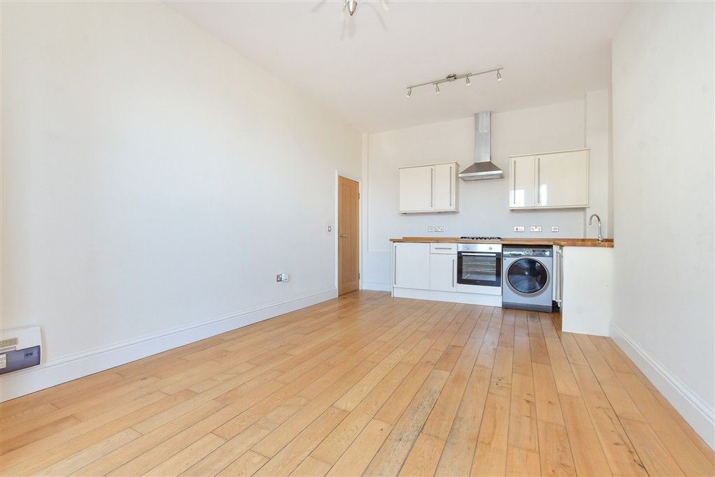Property photo 1 of 11 Kitchen/ Living Room