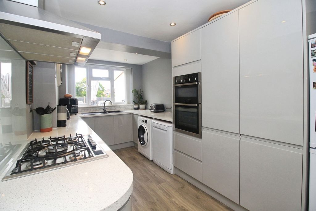 Property photo 3 of 14 Breakfast Kitchen