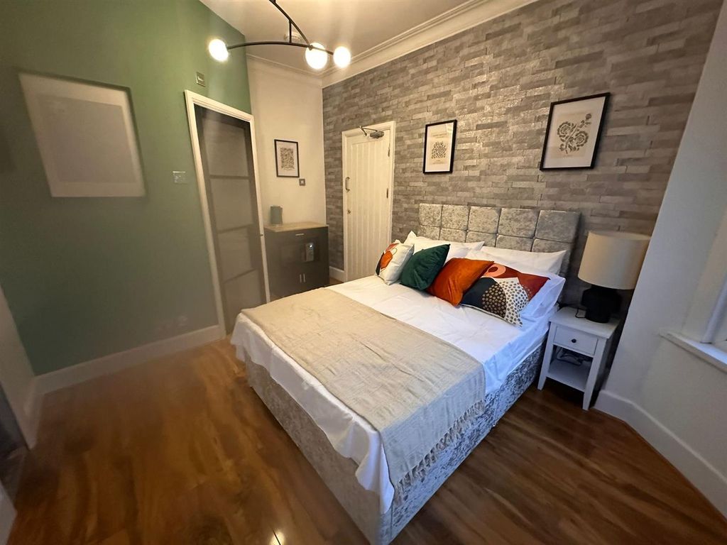 Property photo 2 of 7 Bed.Jpg
