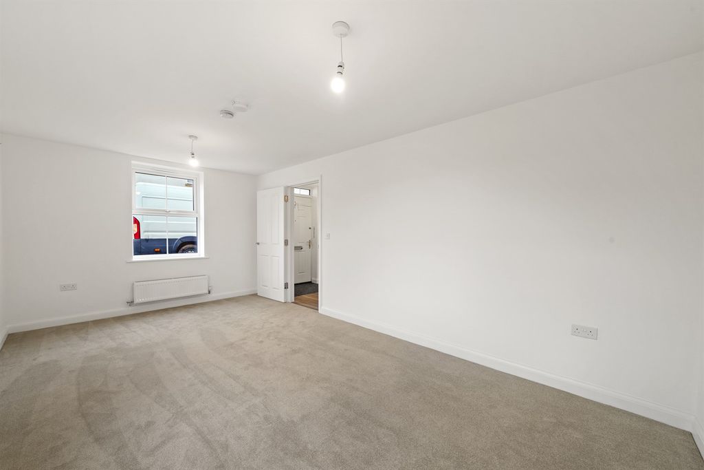 Property photo 3 of 13 (Main)