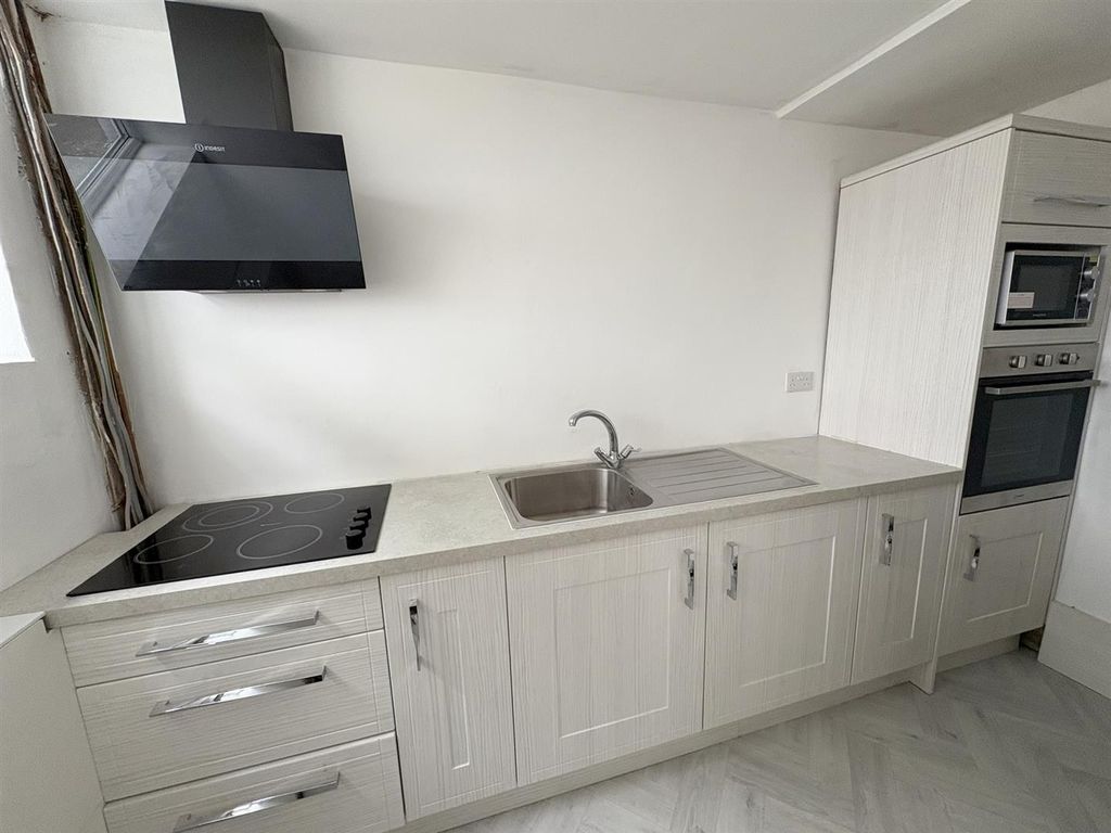 Property photo 3 of 11 Kitchen