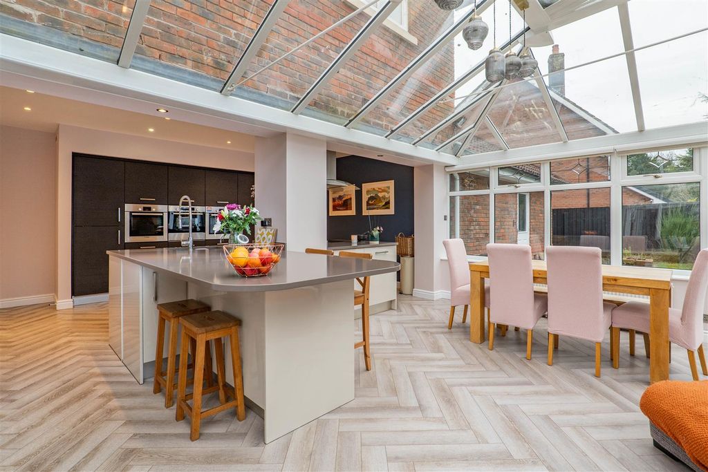 Property photo 3 of 34 Conservatory