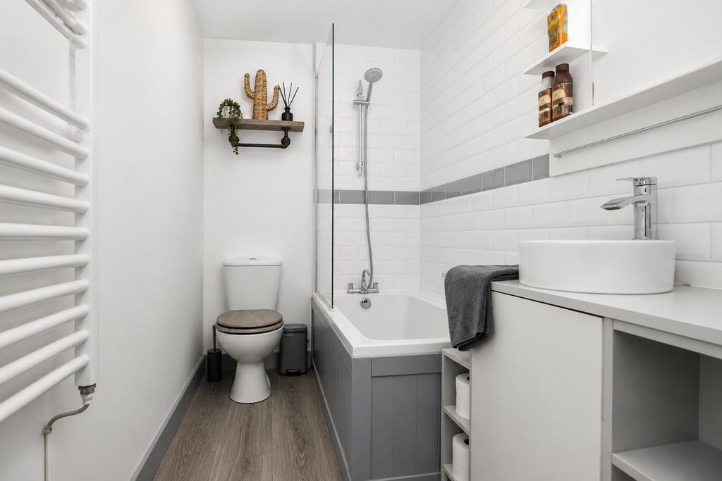 Property photo 1 of 13 Bathroom.Jpg