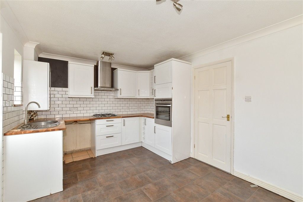 Property photo 3 of 10 Kitchen