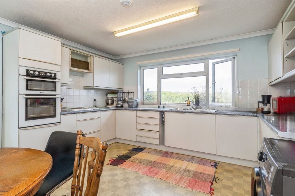 Property photo 3 of 14 Kitchen