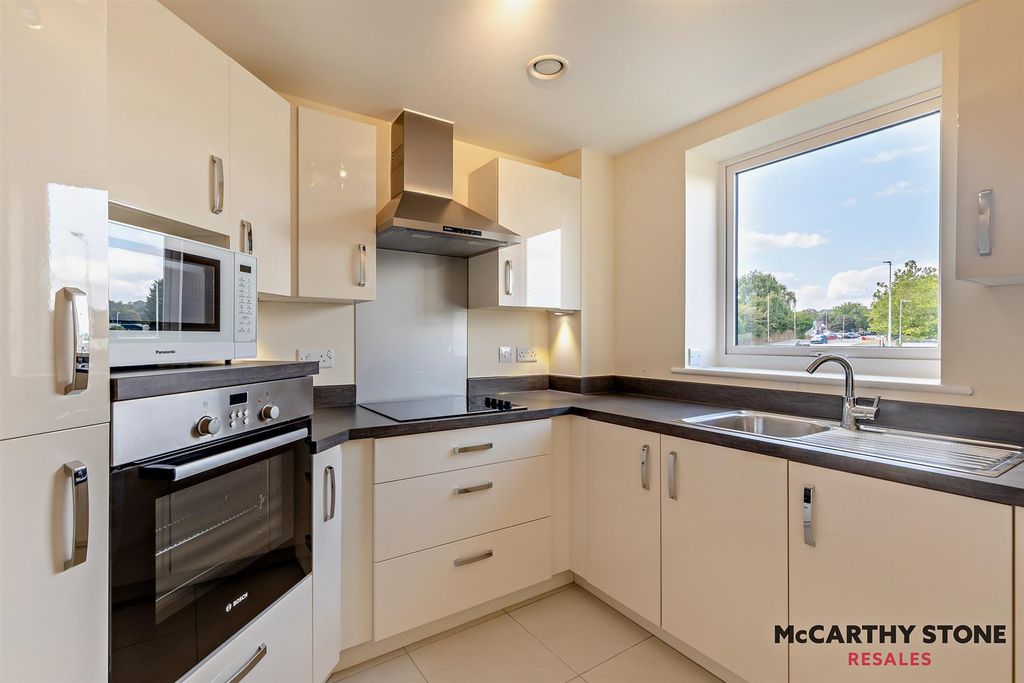 Property photo 3 of 19 Kitchen: